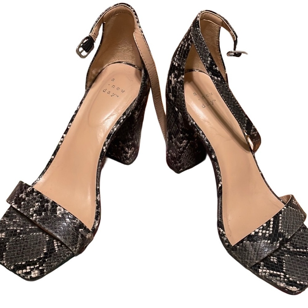 A‎ New Day Black Heels with Snakeskin Texture - Picture 6 of 6